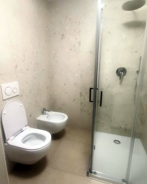 Kombination af bruser/badekar, hårtørrer, bidet