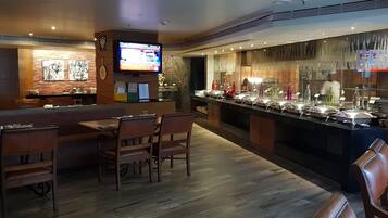 朝食、ランチ、ディナーに営業 (多国籍料理)