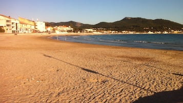 Plage à proximité, chaises longues, serviettes de plage
