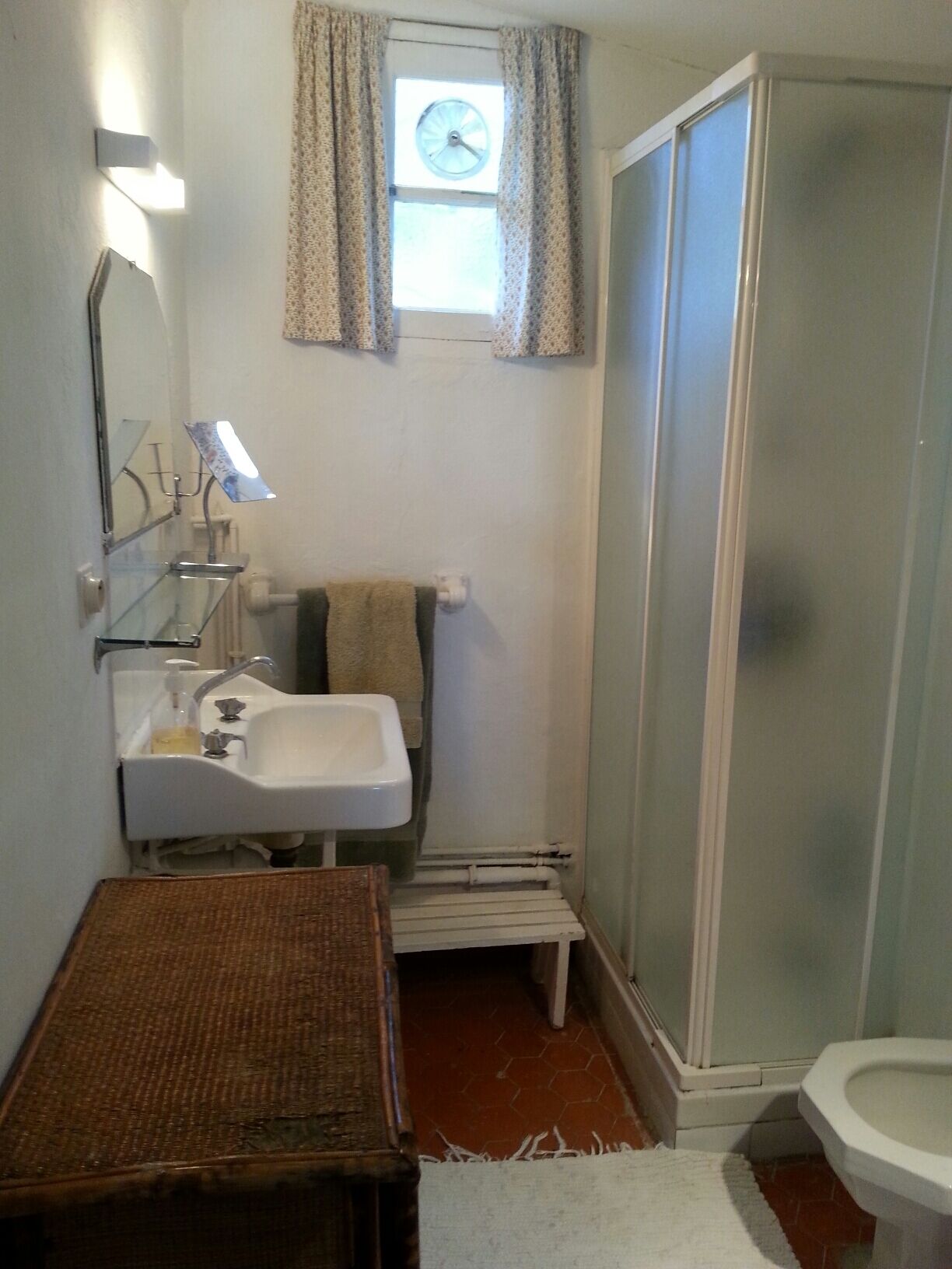 Douche, sèche-cheveux, bidet, serviettes fournies