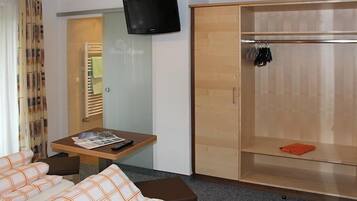 Apartment, 1 Doppelbett, Bergblick | Allergikerbettwaren, Zimmersafe, VerdunkelungsvorhÀnge