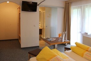 Leilighet, 1 dobbeltseng, fjellutsikt | Oppholdsområde | Flatskjerm-TV