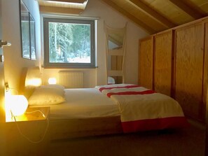 5 bedrooms, travel cot, free WiFi