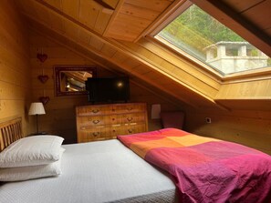 5 bedrooms, travel cot, free WiFi