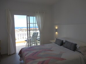 2 habitaciones, caja de seguridad en la habitación y escritorio