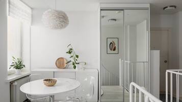 华丽公寓, 1 间卧室, 桑拿浴, 庭院景观 | 客房内用餐