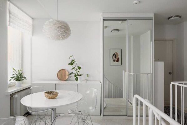 디럭스 아파트, 침실 1개, 사우나, 마당 전망 | 객실 내 식사 공간