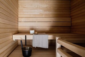 华丽公寓, 1 间卧室, 桑拿浴, 庭院景观 | 浴室 | 吹风机、毛巾