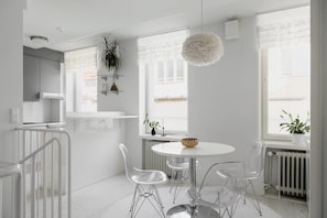 Deluxe-Apartment, 1 Schlafzimmer, Sauna, Blick auf den Innenhof | 1 Schlafzimmer, Bügeleisen/Bügelbrett, kostenloses WLAN, Bettwäsche