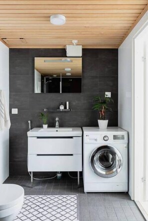 Departamento Deluxe, 1 habitación, sauna, vista al patio | Baño | Secadora de cabello, toallas, papel de baño 
