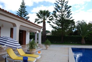 A heated pool - Modern Villa in a quiet spot, with a large private  swimming pool (Espiche  Luz Lagos)