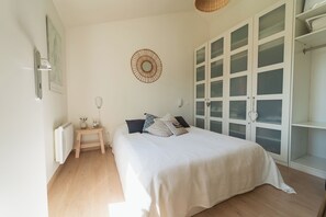 3 chambres, fer et planche à repasser, Wi-Fi, draps fournis