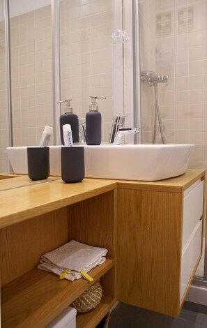 Badewanne, Haartrockner, Handtücher, Shampoo