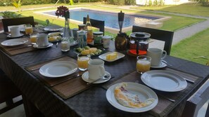 Free daily English breakfast - Longan Tree (Saraphi)