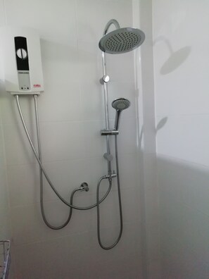 Comfort Bungalow | Bathroom shower - Longan Tree (Saraphi)