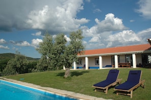 Outdoor pool - Peaceful Country Holiday Home with Swimming Pool In a Wine Region (Santiago Do Escoural)