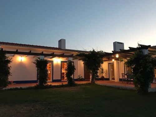 Casa de campo tranquila con piscina en una región vinícola