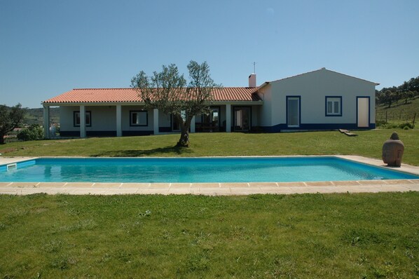 Outdoor pool - Peaceful Country Holiday Home with Swimming Pool In a Wine Region (Santiago Do Escoural)