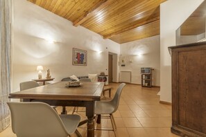Dining - Approximately 80 m2 apartment located on the third floor of a characteristic period building with lift (not suitable for the disabled).Our accommodation can comfortably accommodate up to 6 people.It is the ideal solution for those who travel for work and (Roma)