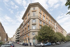 Exterior - Approximately 80 m2 apartment located on the third floor of a characteristic period building with lift (not suitable for the disabled).Our accommodation can comfortably accommodate up to 6 people.It is the ideal solution for those who travel for work and (Roma)