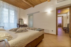 2 bedrooms, iron/ironing board, WiFi - GuestHost - Approximately 80 m2 apartment located on the third floor of a characteristic period building with lift (not suitable for the disabled).Our accommodation can comfortably accommodate up to 6 people.It is the ideal solution for those who travel  (Roma)