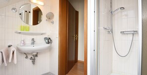 Condo básico (Wohnung 1) | Regadera en el baño