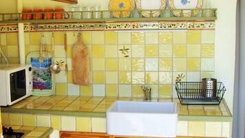 Réfrigérateur, micro-ondes, plaque de cuisson, cafetiÚre/bouilloire