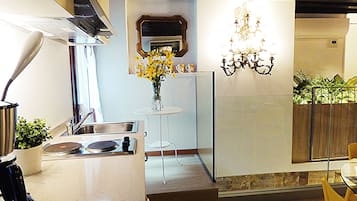 Coffee/tea maker, fridge, microwave, oven