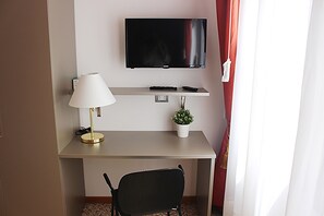 2 Schlafzimmer, Schreibtisch, Bügeleisen/Bügelbrett, Reisekinderbett