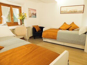 2 Schlafzimmer, Schreibtisch, Bügeleisen/Bügelbrett, Reisekinderbett