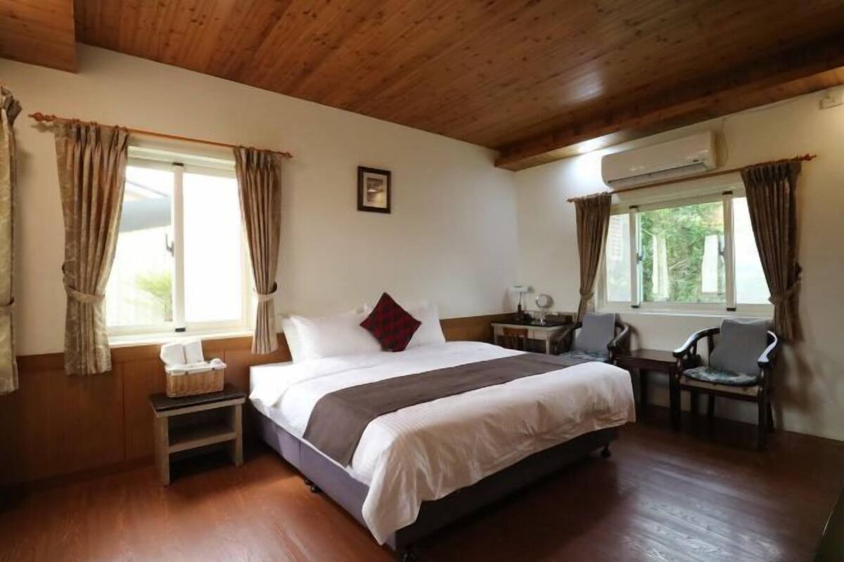 1 bedroom, premium bedding, down duvets, desk