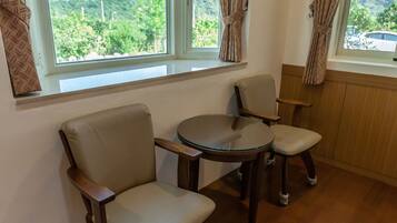 Chambre Deluxe avec lits jumeaux | Vue sur la cour