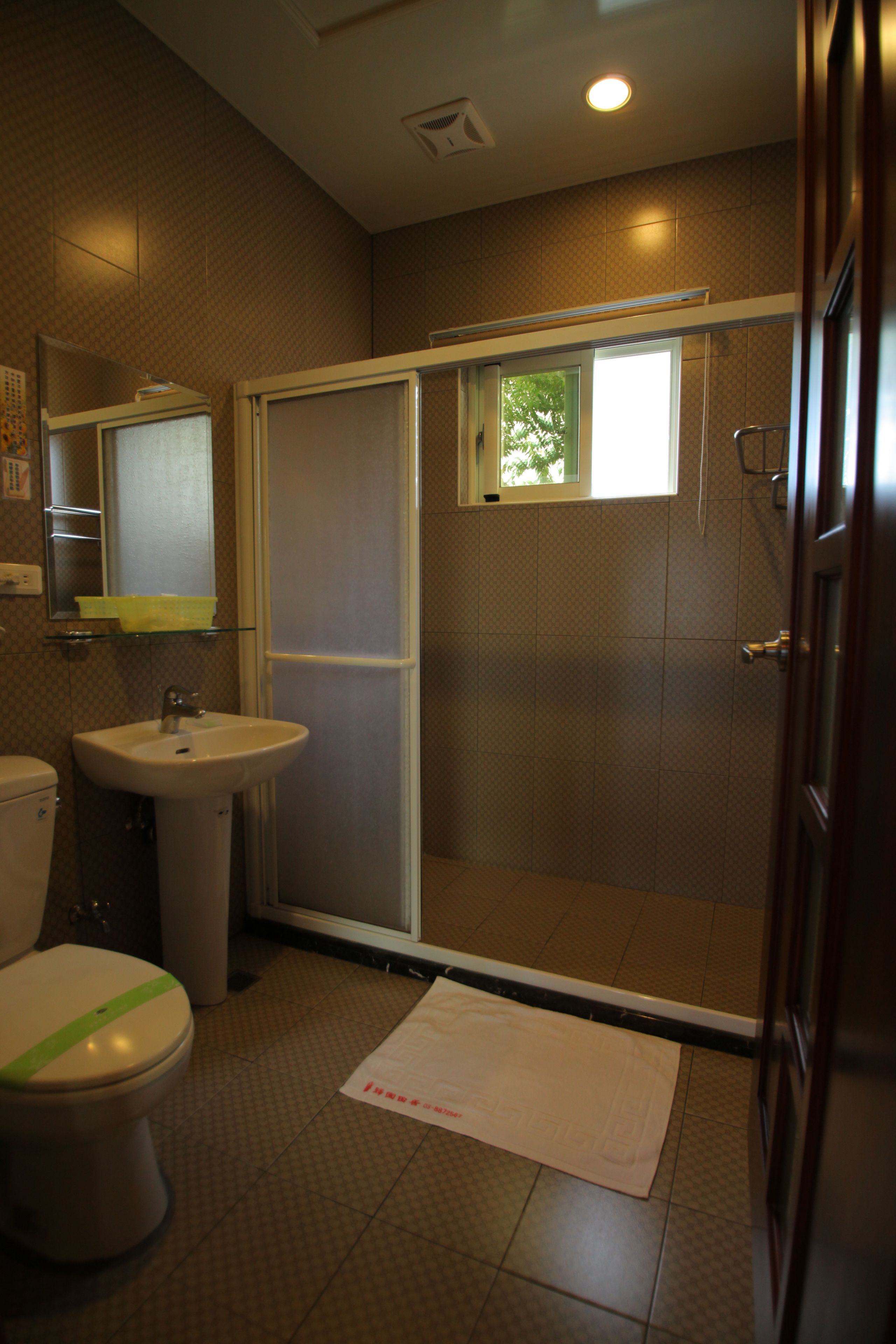 Un baño con inodoro, lavabo y zona de ducha.
