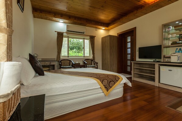 Double Room | Premium bedding, down duvets, desk, blackout curtains