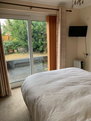 Spacious one bedroom apartment with off road parking + free wifi