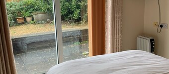 Spacious one bedroom apartment with off road parking + free wifi