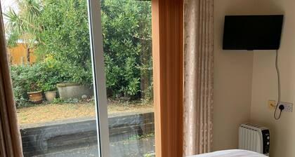 Spacious one bedroom apartment with off road parking + free wifi