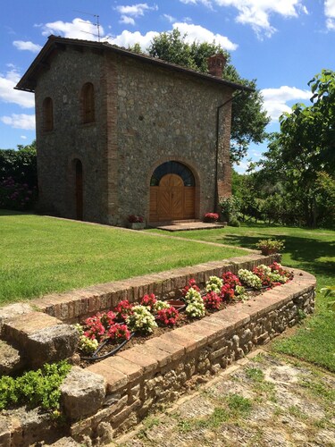 Unabhängiges Haus in den Hügeln der Landschaft von Siena