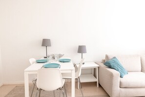 Deluxe Apartment, 1 Bedroom, Courtyard View | In-room dining