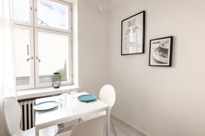 Deluxe Apartment, 1 Bedroom, Courtyard View | In-room dining