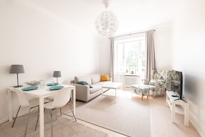 Deluxe Apartment, 1 Bedroom, Courtyard View | Living area