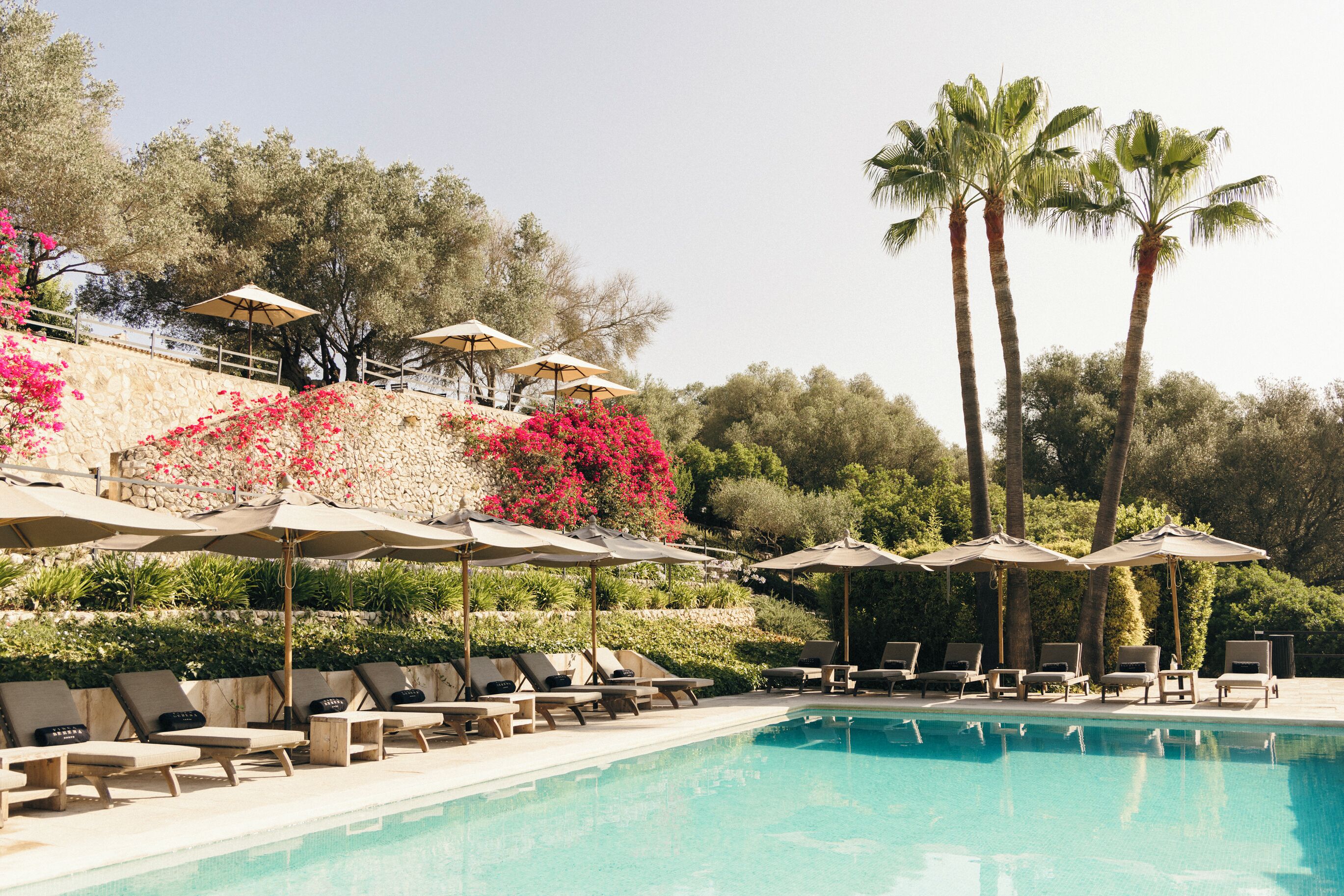 Een binnenzwembad, parasols bij het zwembad en ligstoelen