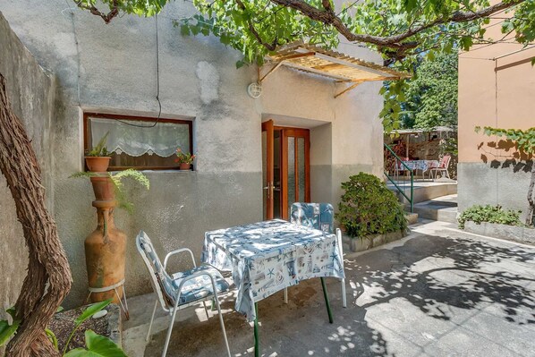 Outdoor dining - Charming 1BR Apartment for Two with Pet-Friendly Touch (Veli Lošinj)