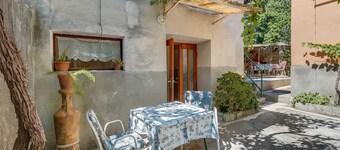 Charming 1BR Apartment for Two with Pet-Friendly Touch