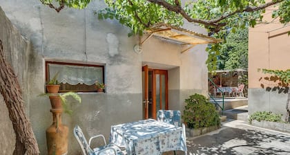 Charming 1BR Apartment for Two with Pet-Friendly Touch