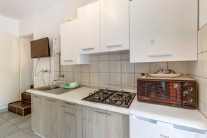 Fridge, microwave, cookware/dishes/utensils - Charming 1BR Apartment for Two with Pet-Friendly Touch (Veli Lošinj)