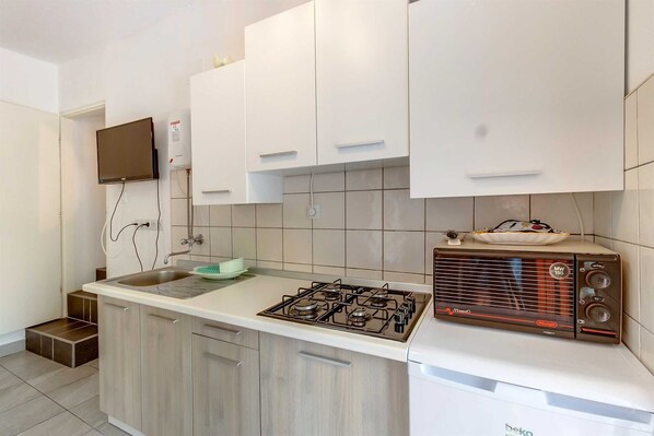 Refrigerador, microondas y utensilios de cocina 