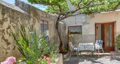 Charming 1BR Apartment for Two with Pet-Friendly Touch