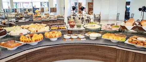 包含每日自助早餐