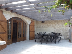 Kitchen Terrace and Outdoor table for 10